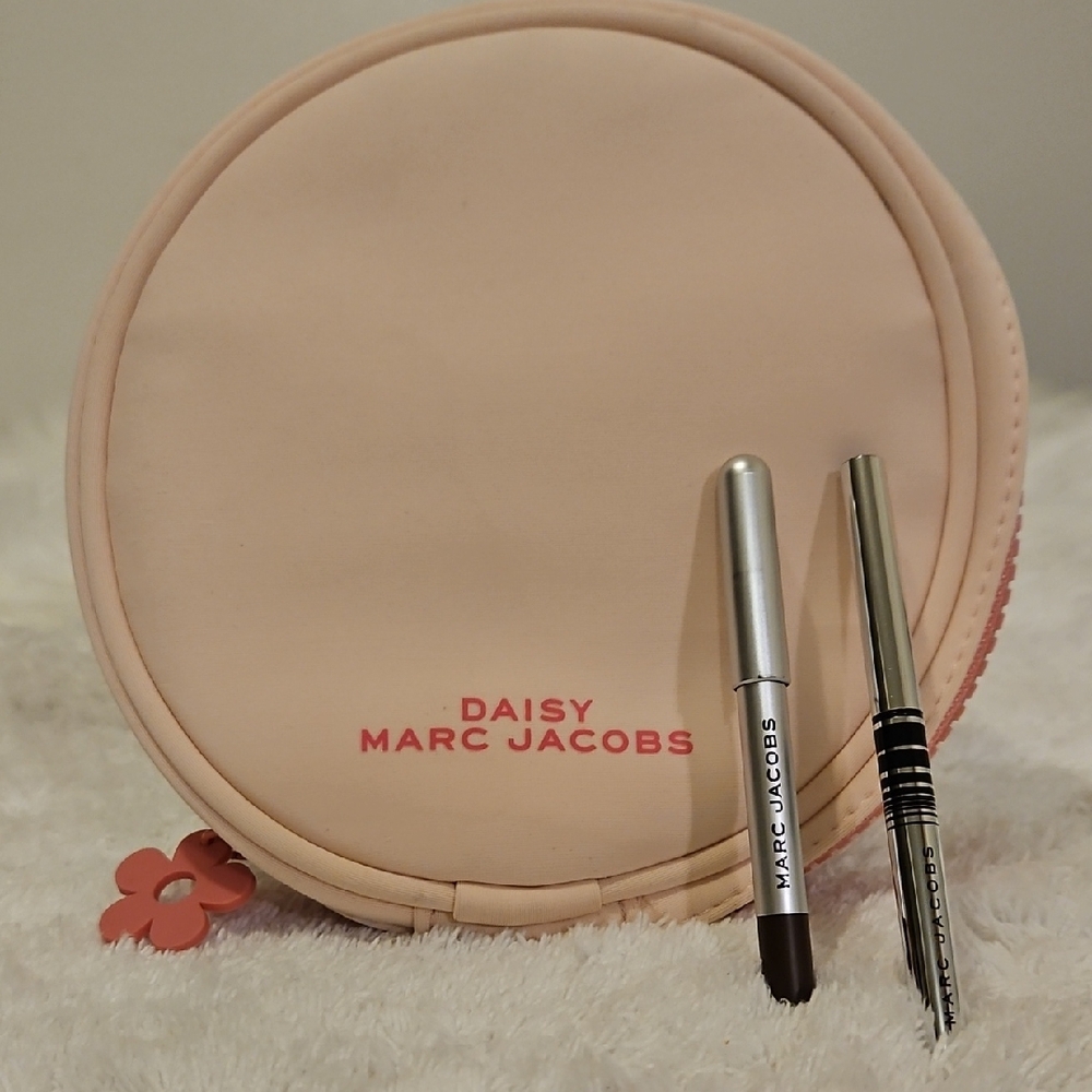 New Marc Jacobs Daisy Blush Pink Pouch with 2 Marc Jacobs Eyeliners